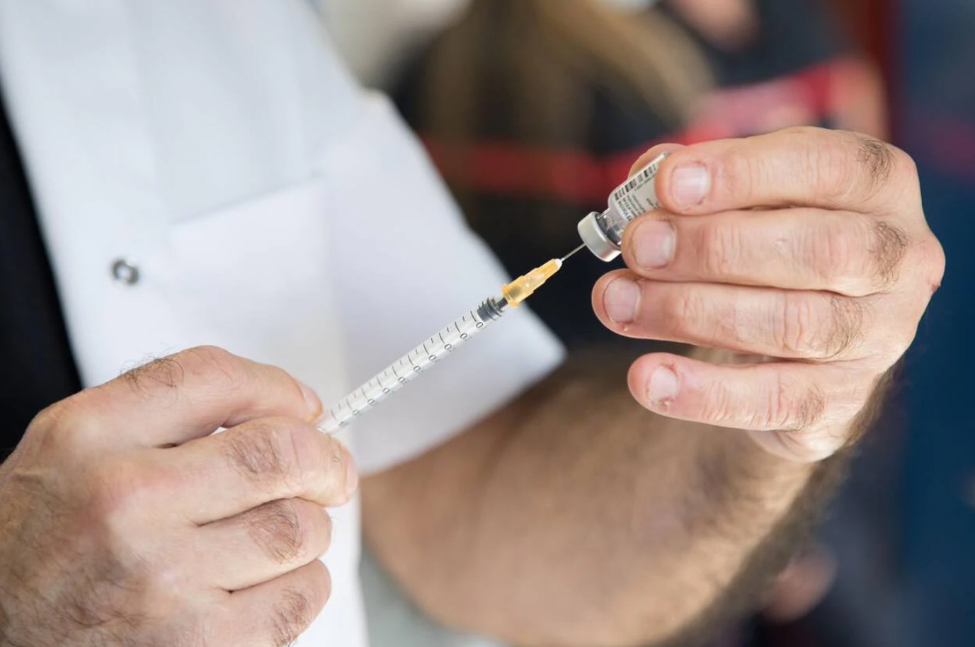 La préparation dune dose de vaccin - QUEMENER YVES-MARIE OUEST FRANCE